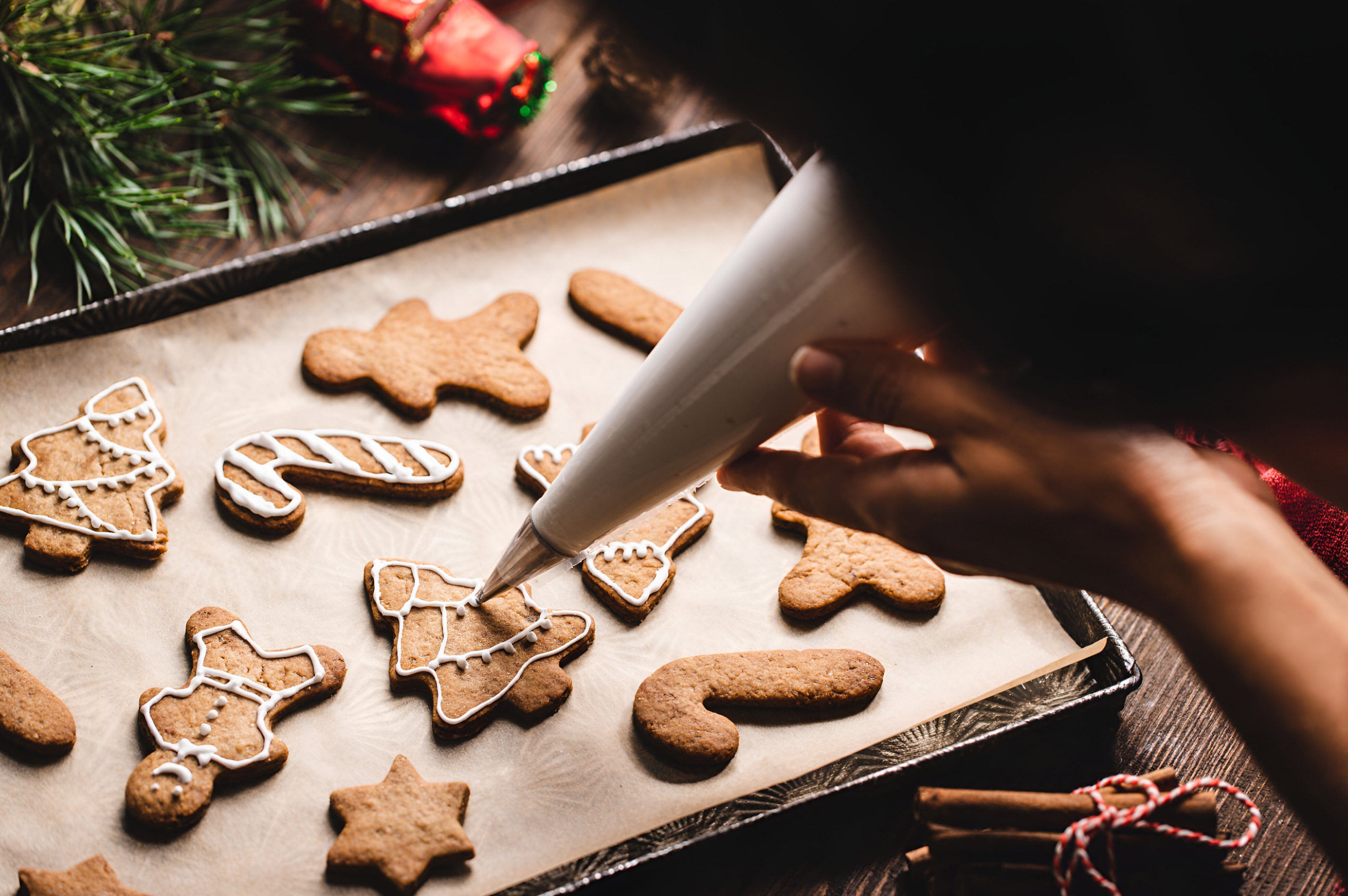 Nov - Fun & Easy Gingerbread Decorating Ideas for the Whole Family